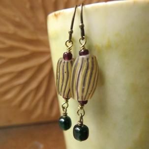 <img class='new_mark_img1' src='https://img.shop-pro.jp/img/new/icons7.gif' style='border:none;display:inline;margin:0px;padding:0px;width:auto;' />メロン玉 透 黒 + シードビーズ 緑 ピアス&イヤリング