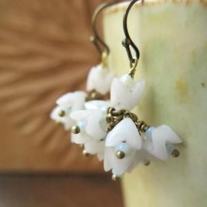 <img class='new_mark_img1' src='https://img.shop-pro.jp/img/new/icons7.gif' style='border:none;display:inline;margin:0px;padding:0px;width:auto;' />スネークビーズ 白 小房 ピアス&イヤリング