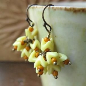 <img class='new_mark_img1' src='https://img.shop-pro.jp/img/new/icons7.gif' style='border:none;display:inline;margin:0px;padding:0px;width:auto;' />スネークビーズ 黄&橙 小房 ピアス&イヤリング