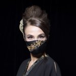 【静と動】ファッションマスク 黒地に金襴  動きのある斜めのゴールド刺繍飾りデザイン