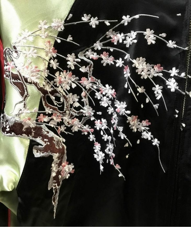 全面刺繍デザイン 花旅楽団 リバーシブルスカジャン 鯉 和柄 黒×金