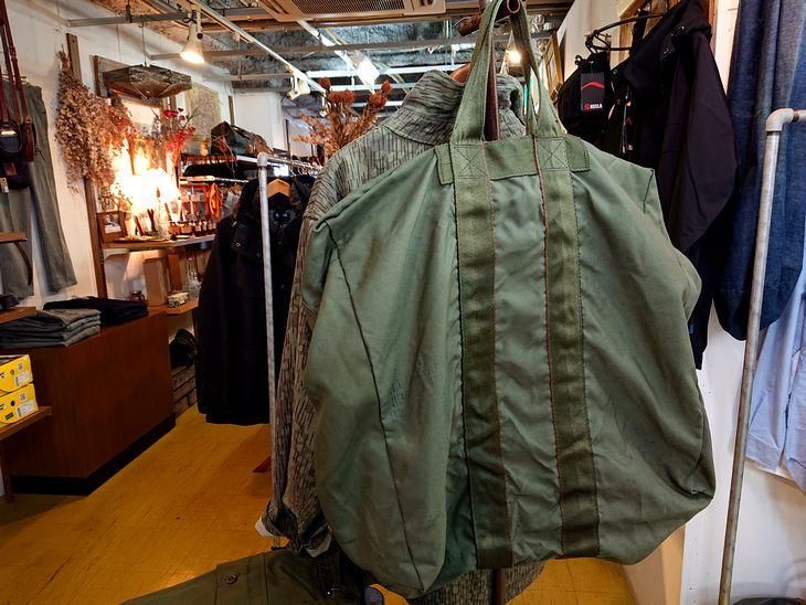 こちらのフライヤーズキッドバッグは色が人気ある空軍のものです。 又、赤のステッチがあるタイプのものになります。