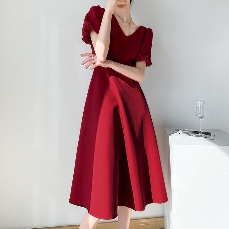 シンプルな中にもエレガントさが光るパフスリーブワンピース