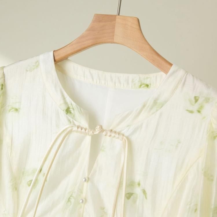 ワンピース　光沢のある生地です。 光沢のある生地に品のある花柄♪透け感のあるワンピース