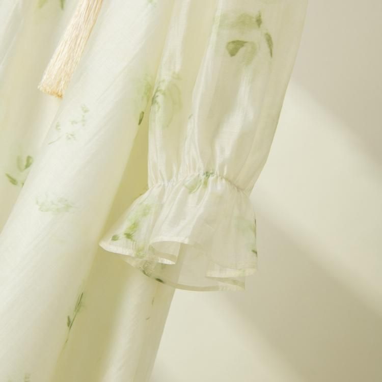 光沢のある生地に品のある花柄♪透け感のあるワンピース