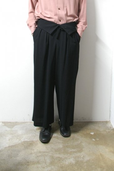 ETHOSENS(エトセンス)/Embossed high-waisted slacks/Black 通販 ...