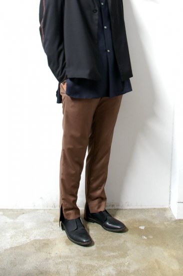 SHINYAKOZUKA(シンヤコズカ)/SLITED TROUSERS/Choco 通販 取り扱い