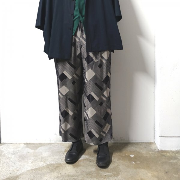 ETHOSENS(エトセンス)/Bias pattern pants/Greige × Navy 通販