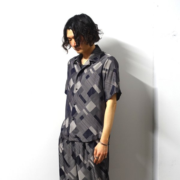 ETHOSENS(エトセンス)/Bias pattern short sleeve shirt/Greige × Navy