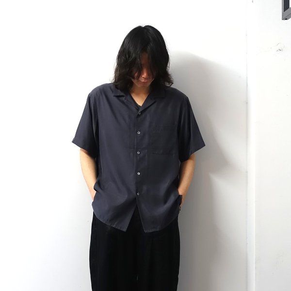 <img class='new_mark_img1' src='https://img.shop-pro.jp/img/new/icons13.gif' style='border:none;display:inline;margin:0px;padding:0px;width:auto;' />stein(奿)/OVERSIZED CUPRO OPEN COLLAR SS SHIRT/CHARCOAL