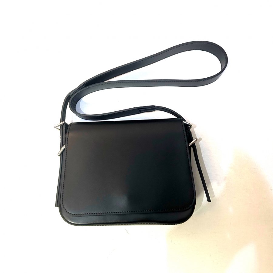 <img class='new_mark_img1' src='https://img.shop-pro.jp/img/new/icons13.gif' style='border:none;display:inline;margin:0px;padding:0px;width:auto;' />URU()/LEATHER BAG/BLACK