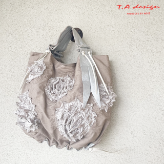 <img class='new_mark_img1' src='https://img.shop-pro.jp/img/new/icons7.gif' style='border:none;display:inline;margin:0px;padding:0px;width:auto;' />T.A design：有松絞りトートM【グレージュ×プラチナ】