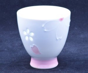 Ｈ２１４３　有田焼　煎茶碗・花柄【ピンク】