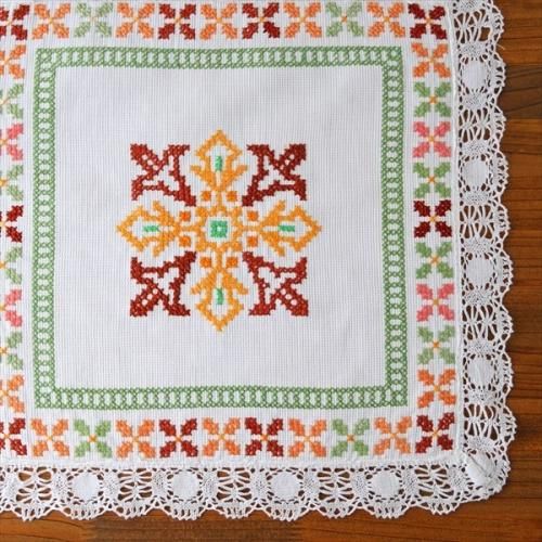 チェコ クロスステッチ刺繍のクロスwh オレンジとグリーンの花 鍵編み 旅するワクワクに出会える東欧雑貨店 Tekuteku チェコ クロスステッチ刺繍のクロスwh オレンジとグリーンの花 鍵編み 旅するワクワクに出会える東欧雑貨店 Tekuteku