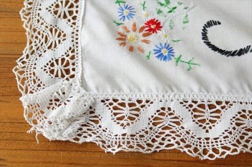 チェコ 小花刺繍のクロスWH 鍵編みの縁取り - tekuteku東欧雑貨店
