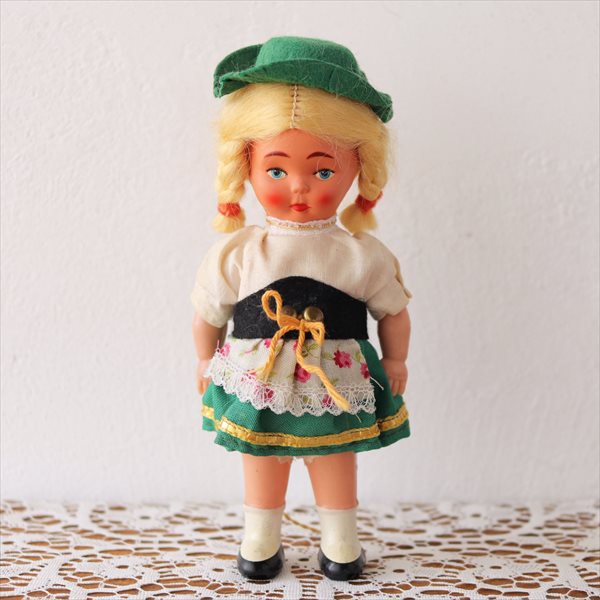 オーストリアのお人形 チロルの衣装の女の子 三つ編み 旅するワクワクに出会える東欧雑貨店 Tekuteku