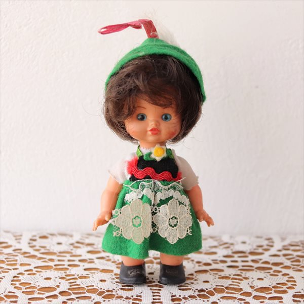 オーストリアのお人形 チロルの衣装の女の子 ボブヘア 旅するワクワクに出会える東欧雑貨店 Tekuteku