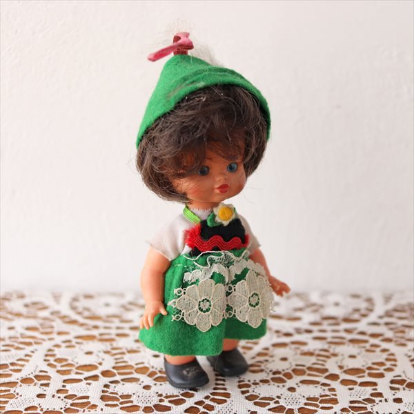 オーストリアのお人形 チロルの衣装の女の子 ボブヘア 旅するワクワクに出会える東欧雑貨店 Tekuteku