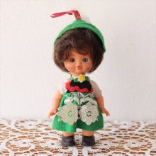 オーストリアのお人形 チロルの衣装の女の子×ボブヘア