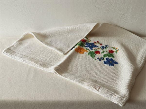 クロスステッチ刺繍のクッションカバーWH 赤青黄色のお花 クロスステッチ刺繍のクッションカバーWH 赤青黄色のお花