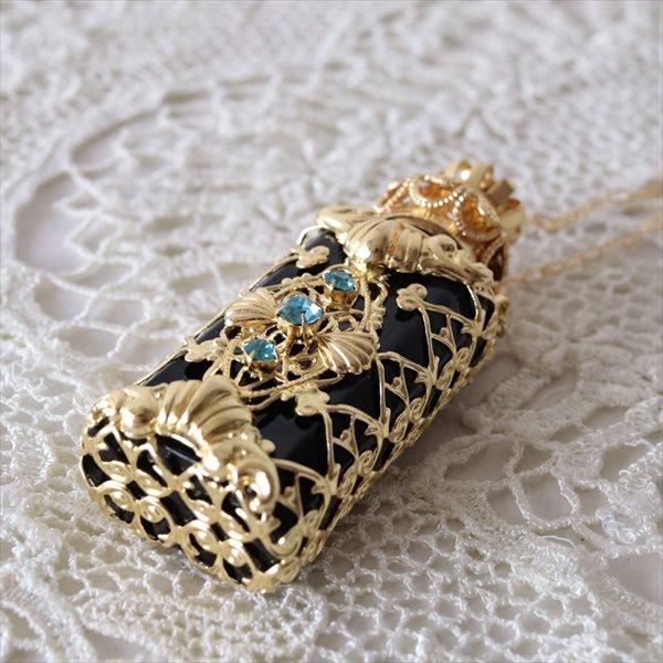 チェコ ガラスの香水瓶ペンダント 縦長×3つのラインストーン DBL