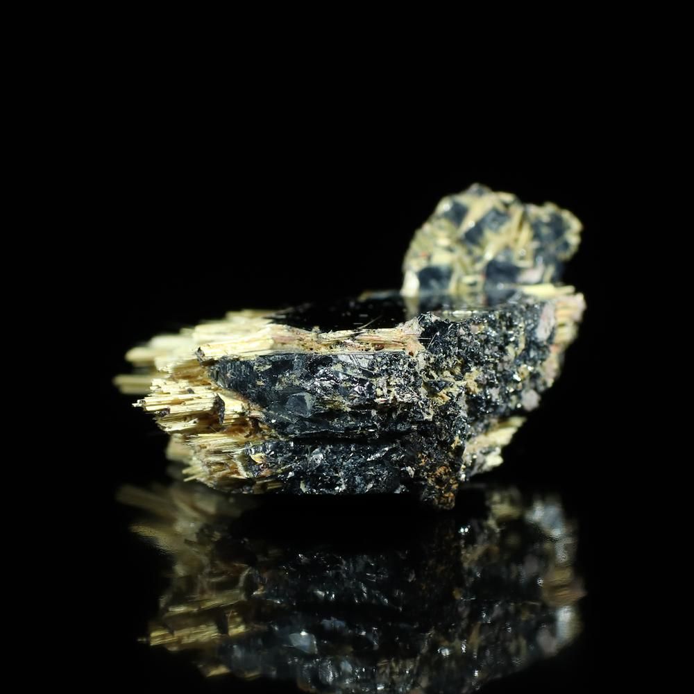 太陽放射ルチル 結晶/標本 [高さ26.1mm×横27.5mm×厚さ12.7mm