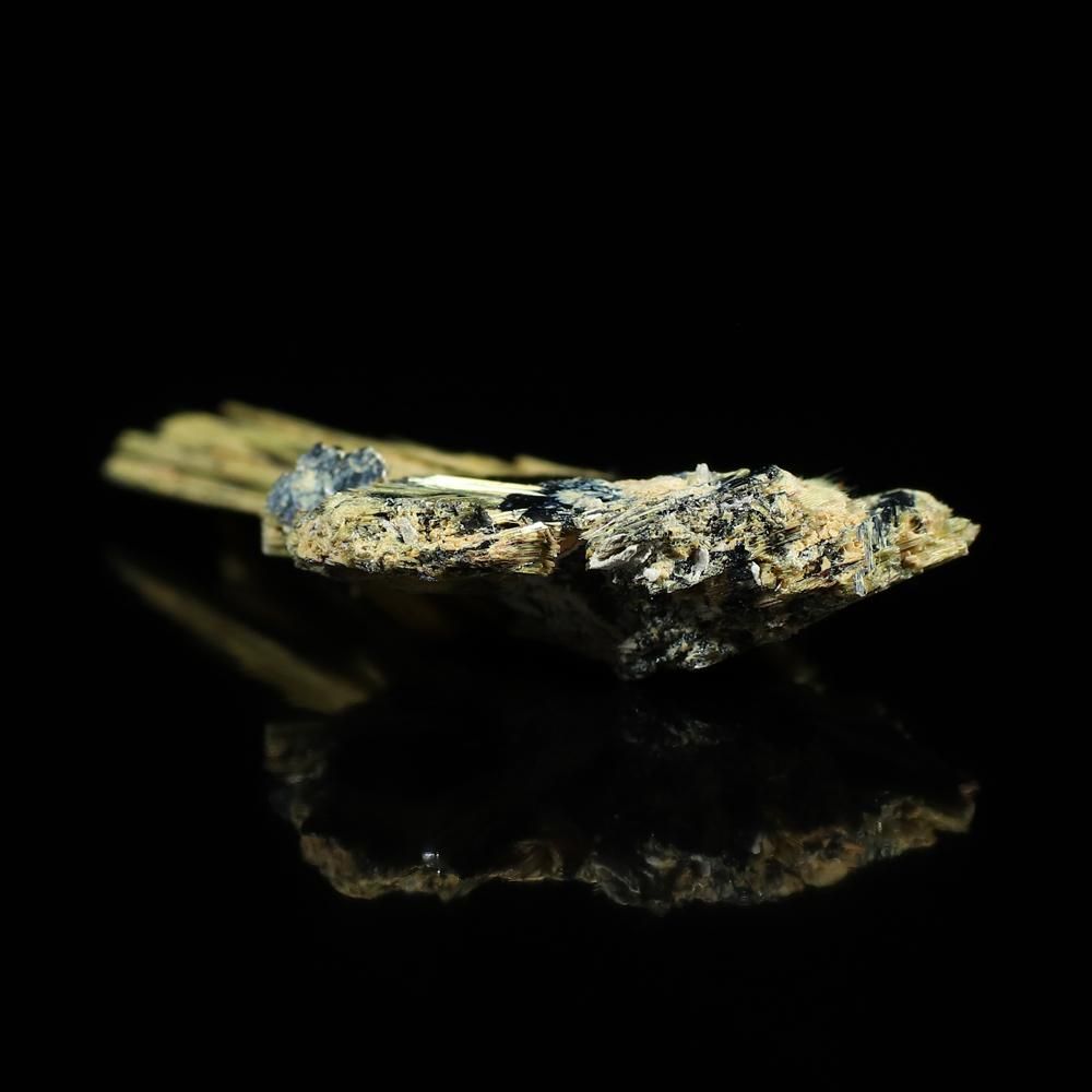 太陽放射ルチル 結晶/標本 [高さ32.5mm×横22.0mm×厚さ6.9mm