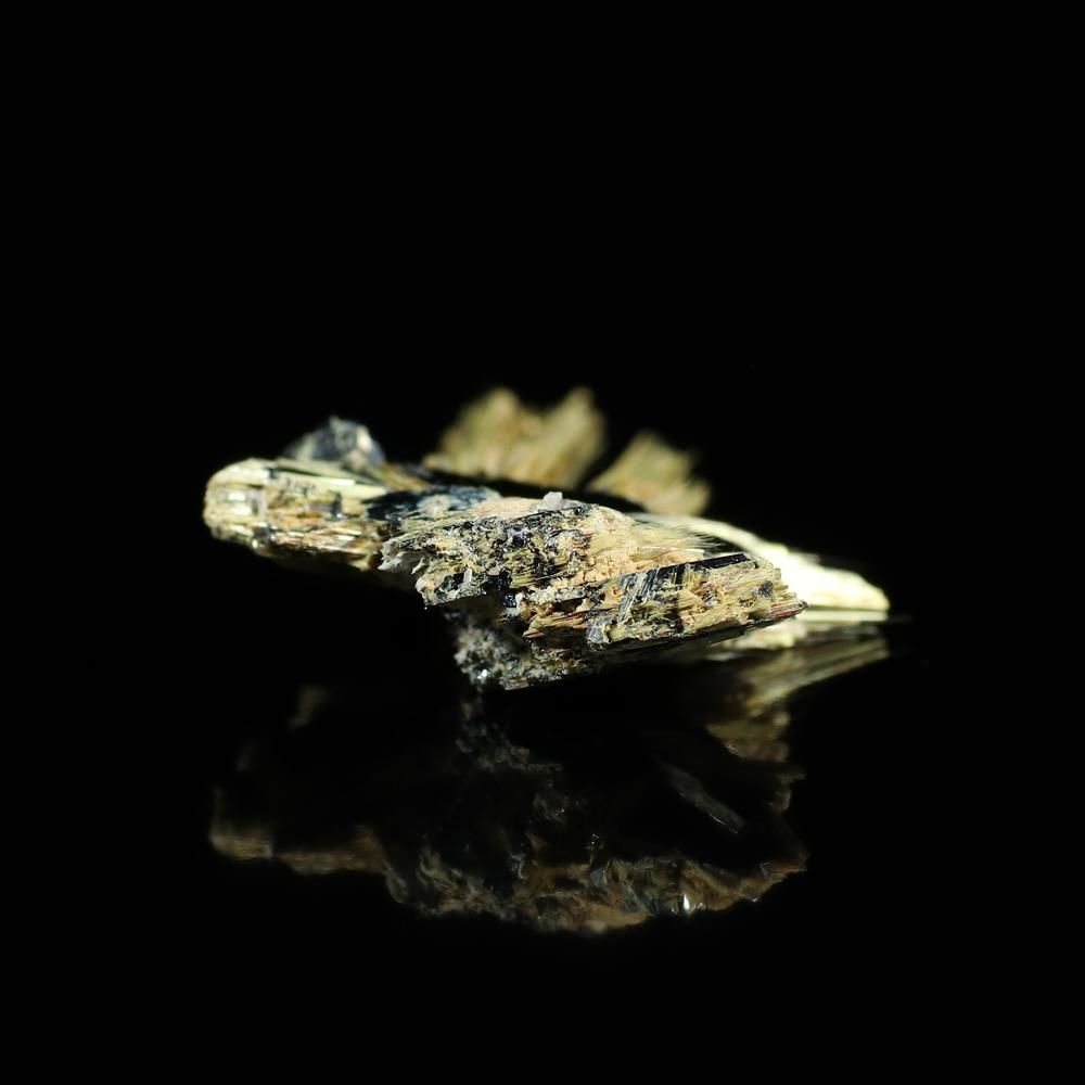 太陽放射ルチル 結晶/標本 [高さ32.5mm×横22.0mm×厚さ6.9mm 太陽放射ルチル 結晶/標本 [高さ32.5mm×横22.0mm×厚さ6.9mm