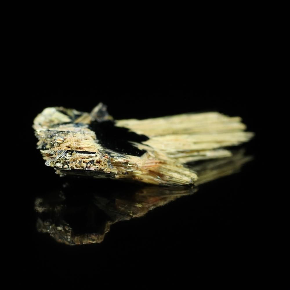 太陽放射ルチル 結晶/標本 [高さ32.5mm×横22.0mm×厚さ6.9mm