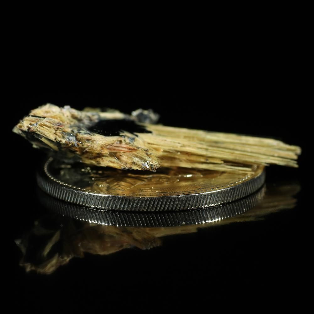 太陽放射ルチル 結晶/標本 [高さ32.5mm×横22.0mm×厚さ6.9mm