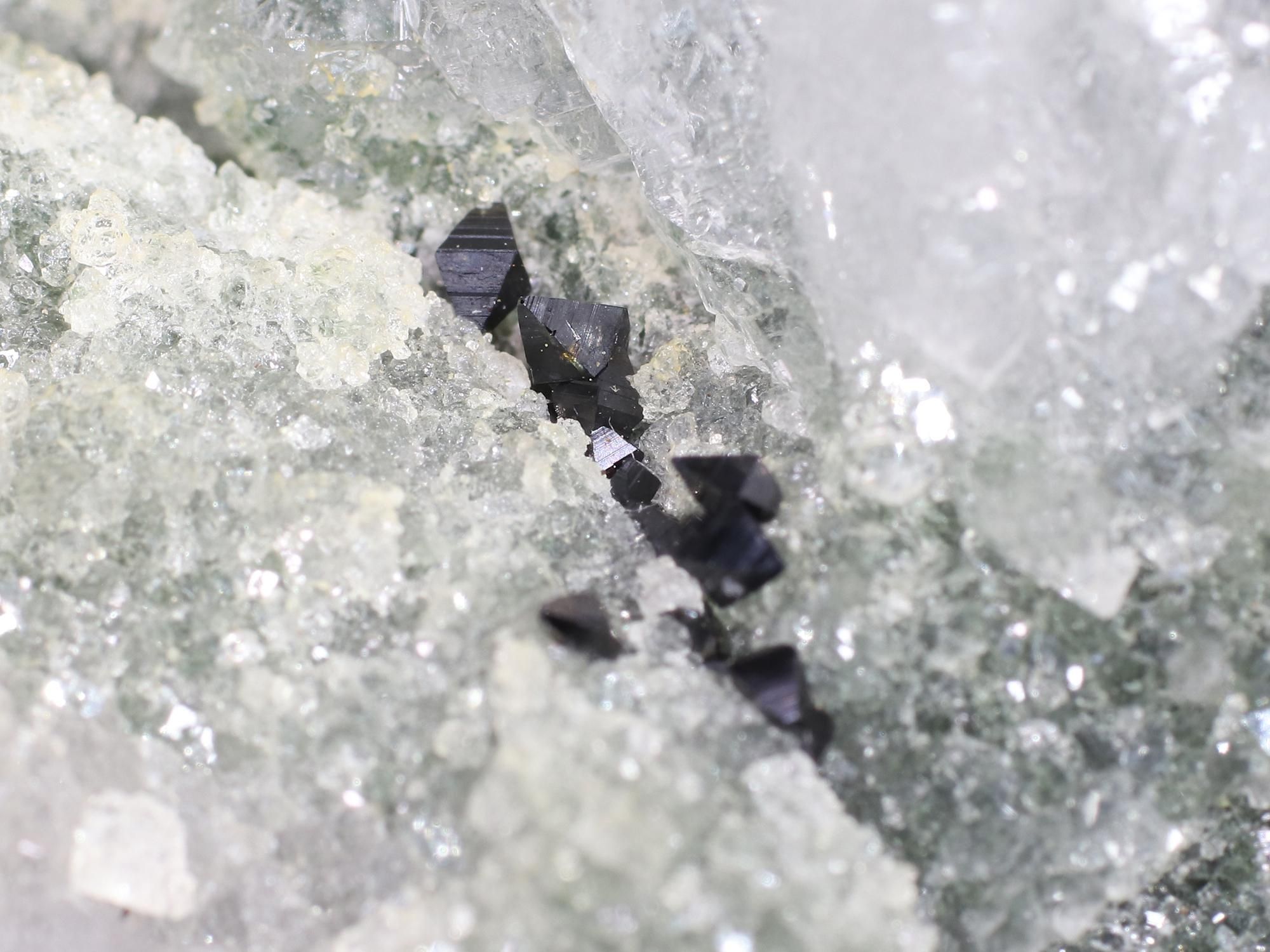 高品質/ルチル入り/アナテース/クローライト/透明/光沢・照り