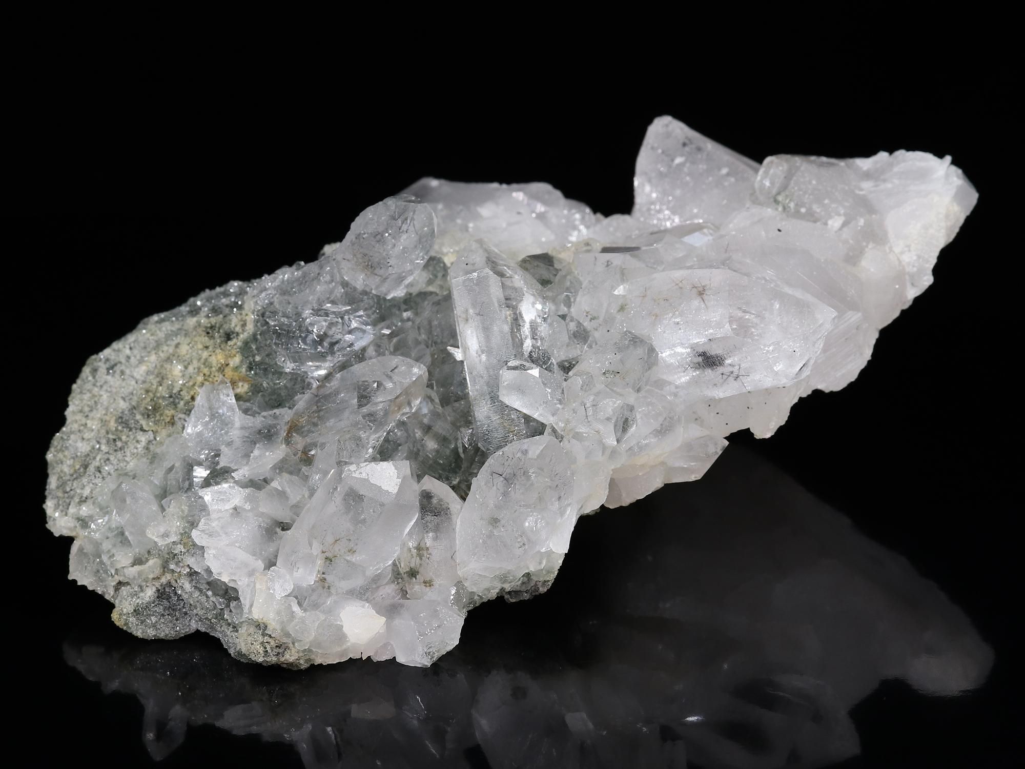 マニハール産 クローライトに覆われたルチルインクォーツ ブルッカイト、アナテース マニハール産 クローライトに覆われたルチルインクォーツ