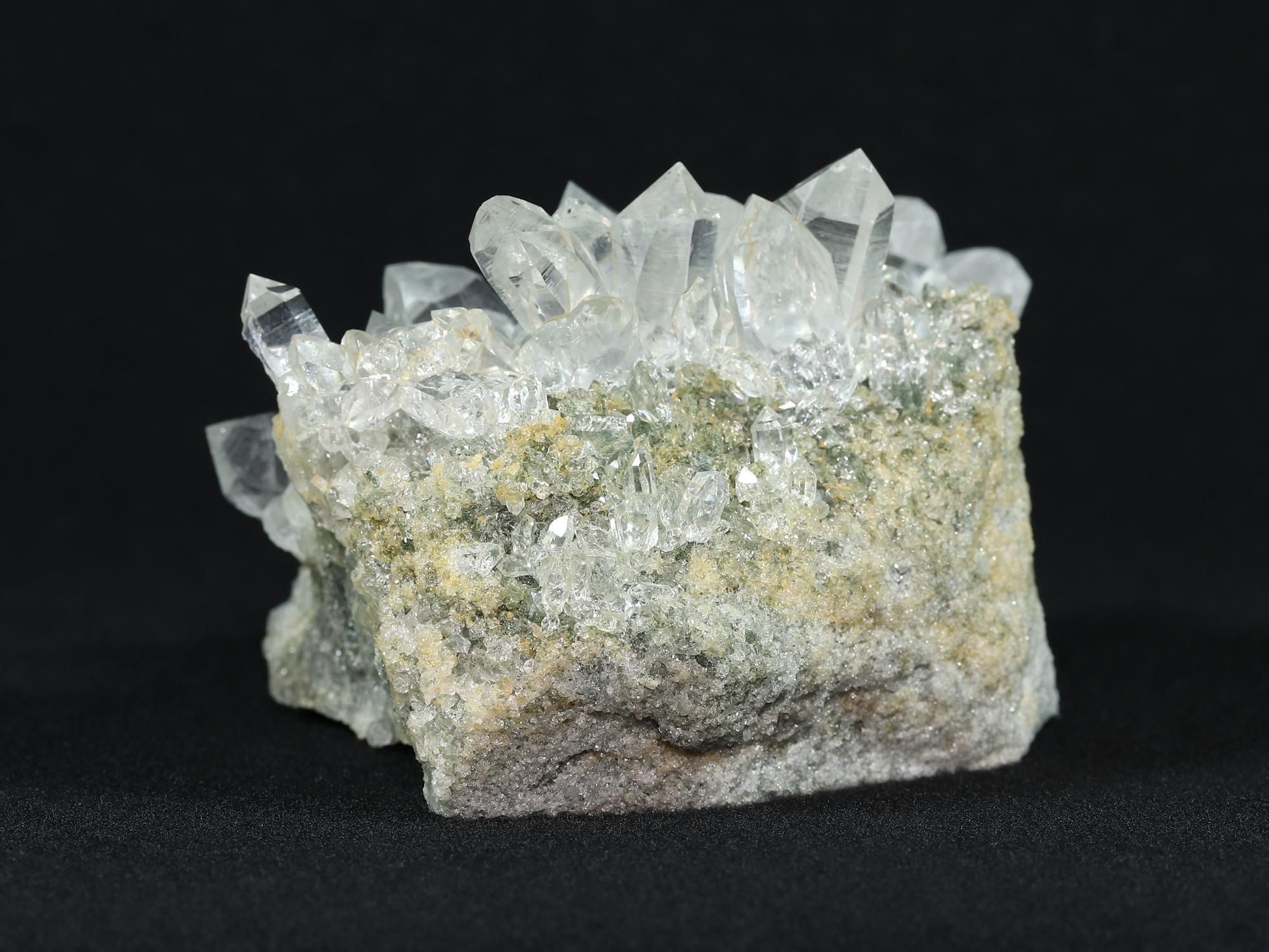 マニハール産 クローライトに覆われたルチルインクォーツ ブルッカイト、アナテース マニハール産 クローライトに覆われたルチルインクォーツ ブルッカイト