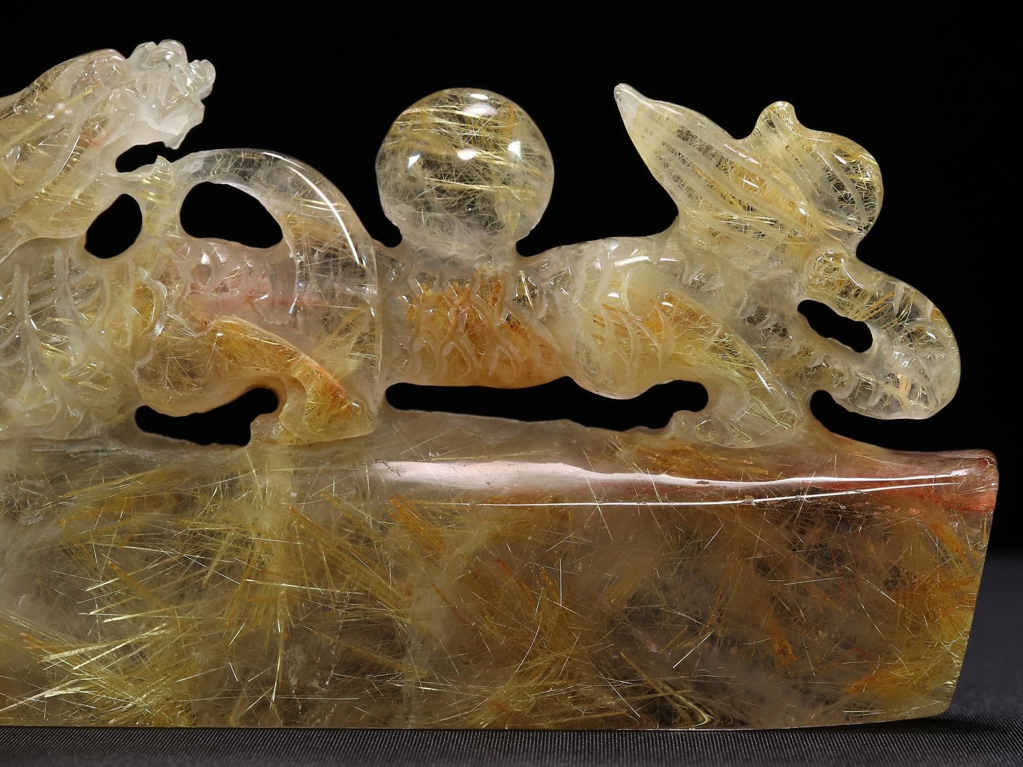 ゴールドルチル彫物　台座つき！ 小型で省スペース/玄関やリビングに置く風水アイテムとしてお勧め