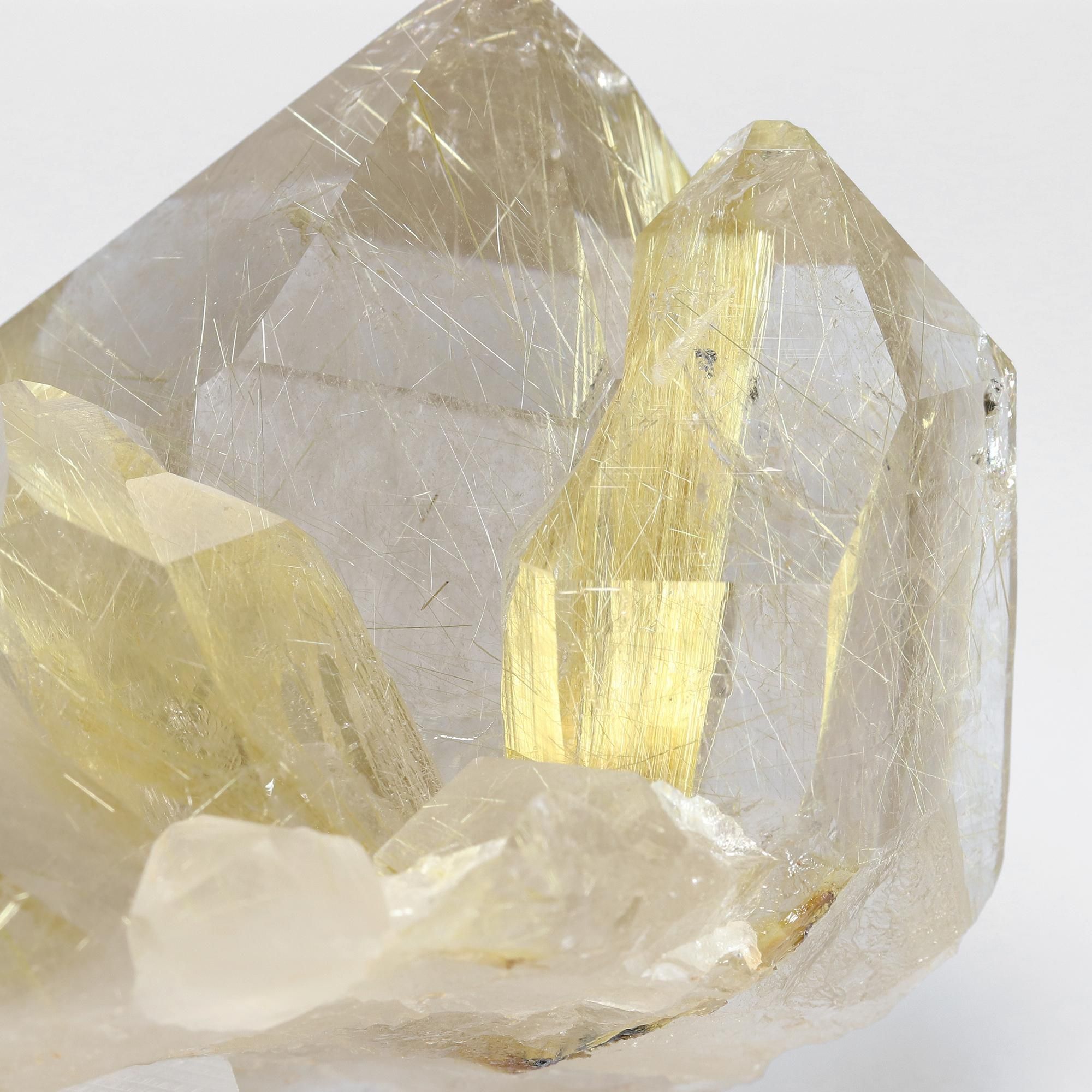 希少なクラスター原石/ルチルクォーツでは珍しい水晶の色味がライト