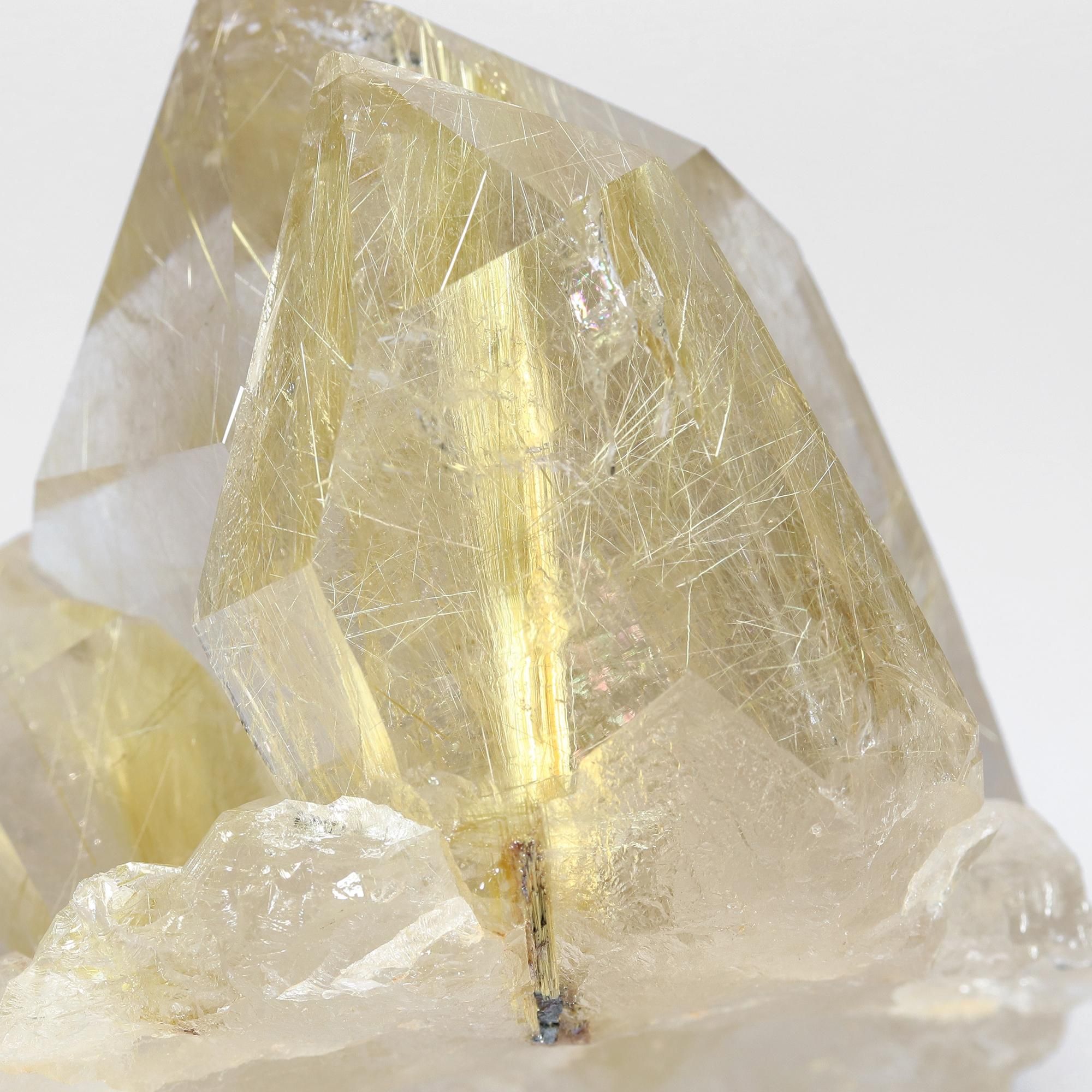 希少なクラスター原石/ルチルクォーツでは珍しい水晶の色味がライト