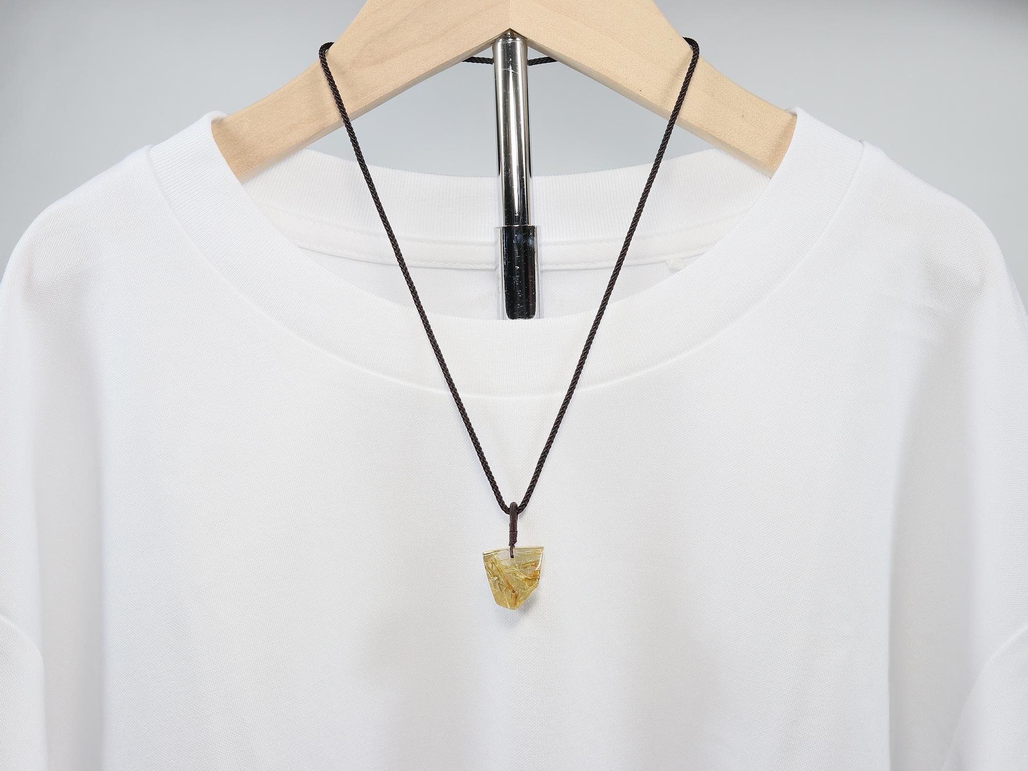 タイチンルチルクォーツ フリーシェイプカット 紐付きペンダント(型番