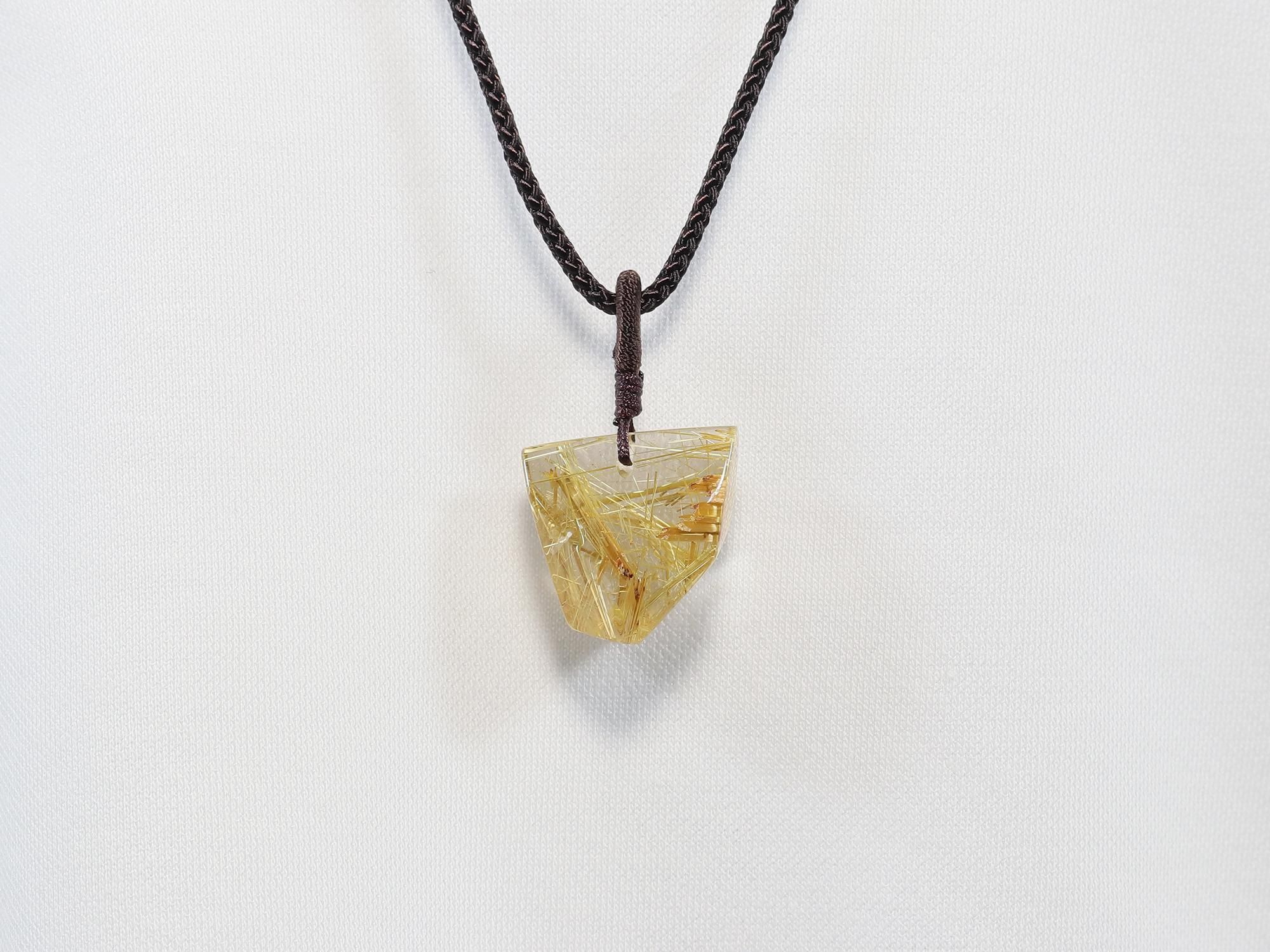 タイチンルチルクォーツ フリーシェイプカット 紐付きペンダント(型番