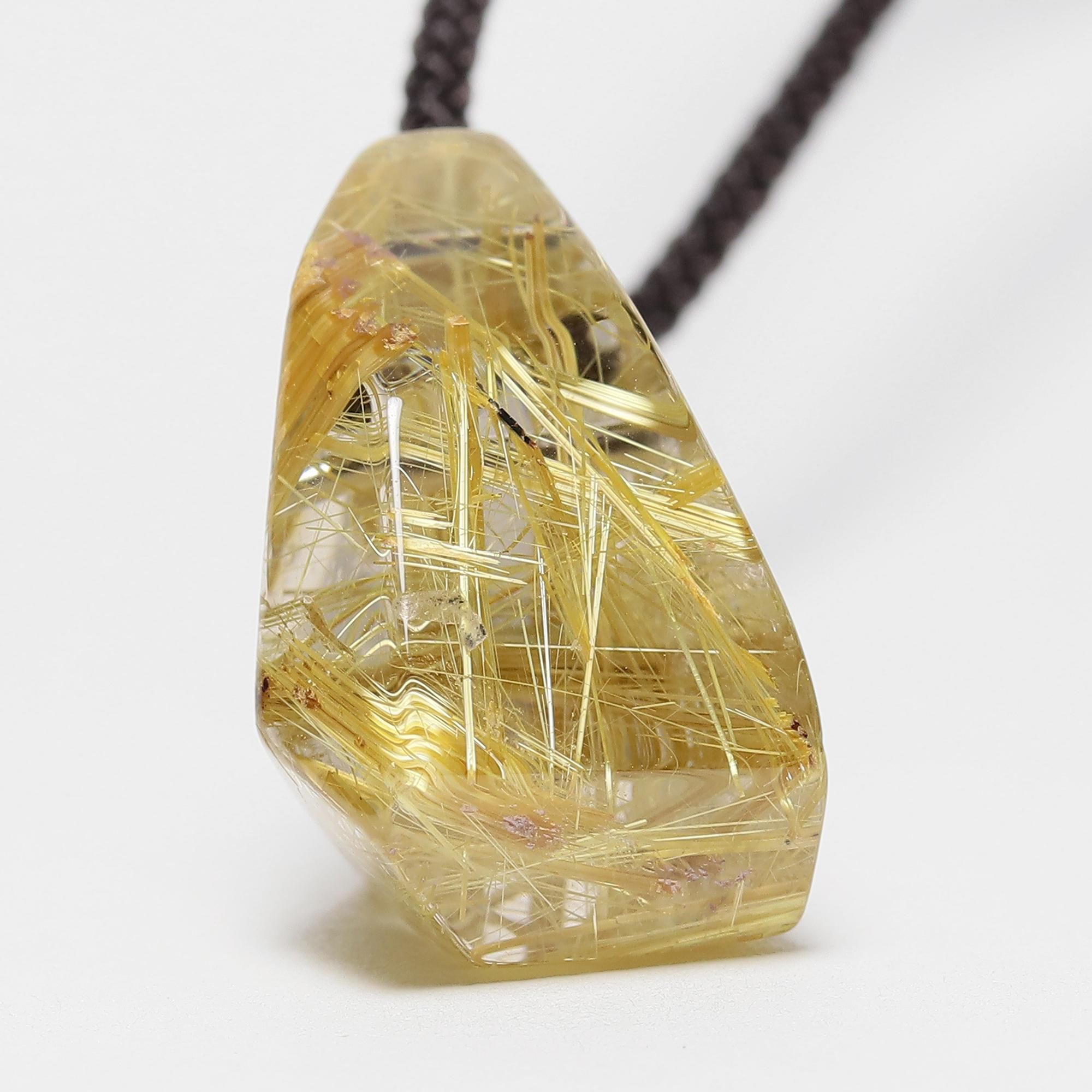 タイチンルチルクォーツ フリーシェイプカット 紐付きペンダント(型番