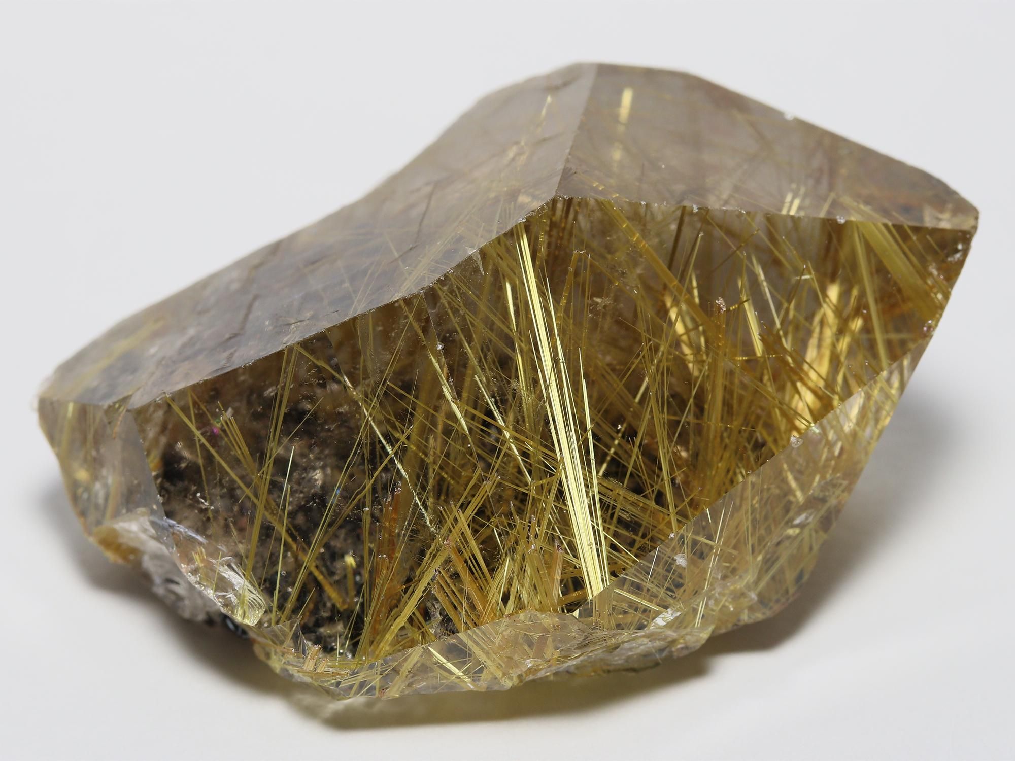 六角柱状の希少なポイント(単結晶)原石/ルチルの光沢が強くて美しい