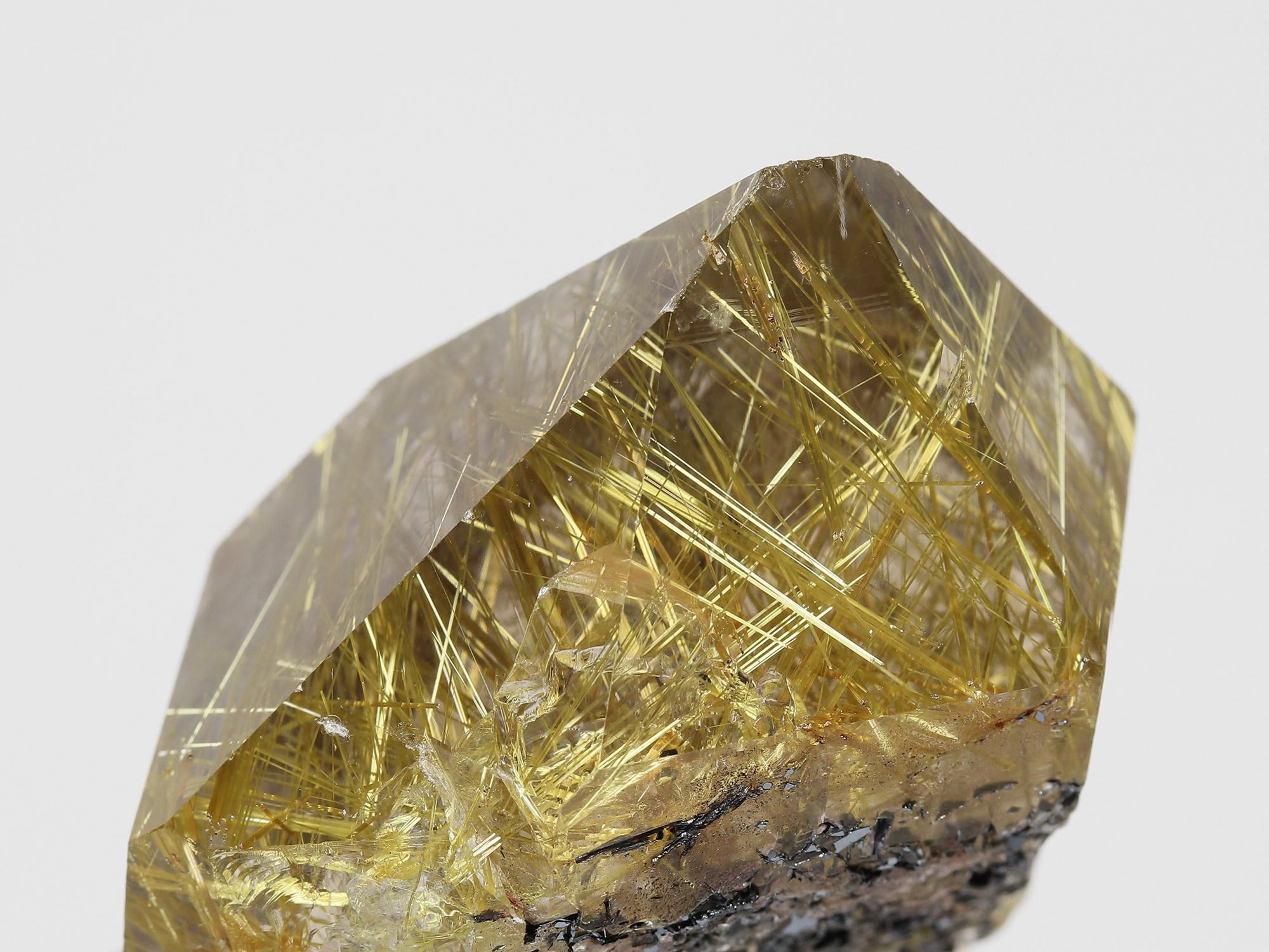 六角柱状の希少なポイント(単結晶)原石/ルチルの光沢が強くて美しい