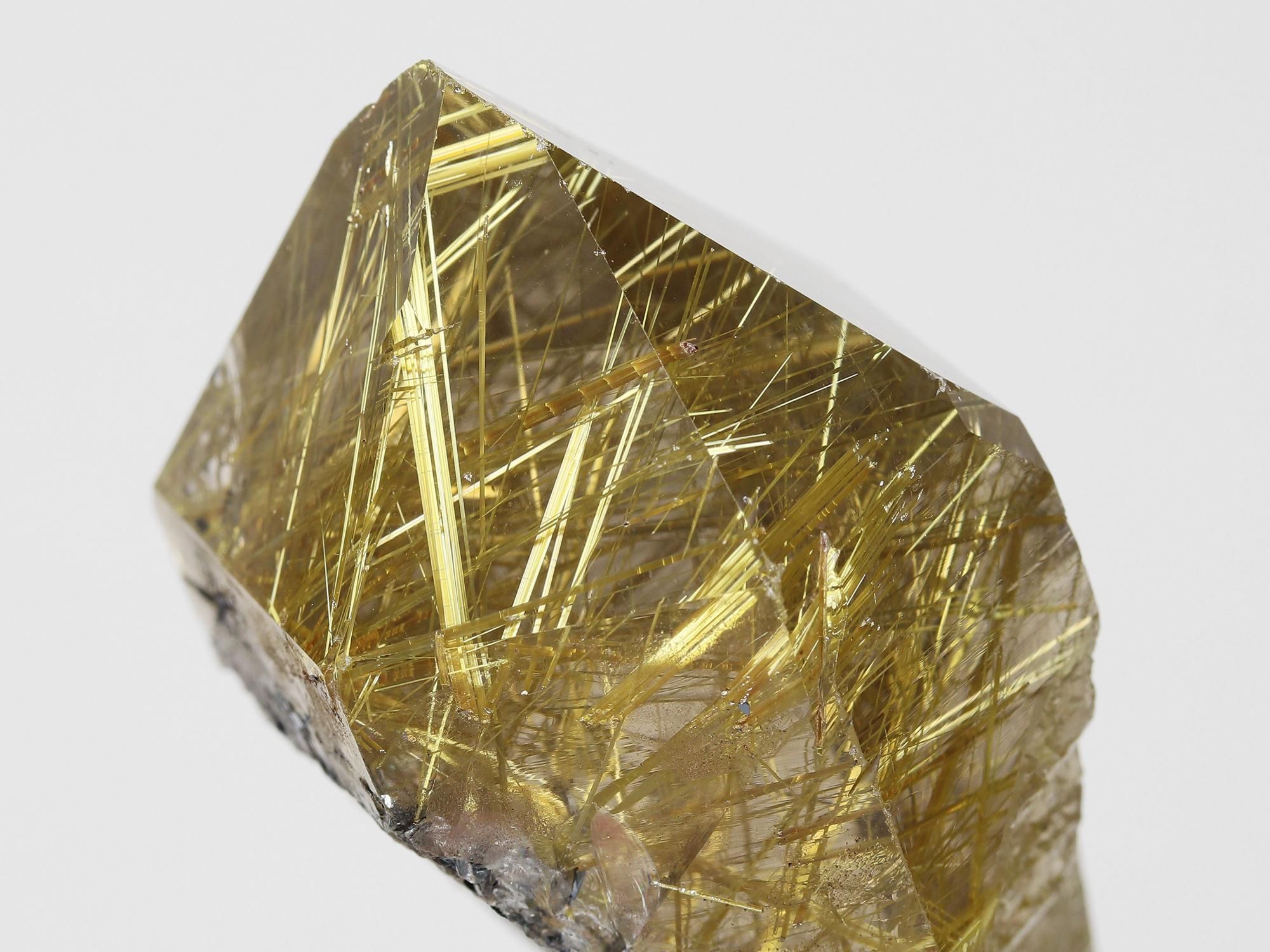 六角柱状の希少なポイント(単結晶)原石/ルチルの光沢が強くて美しい