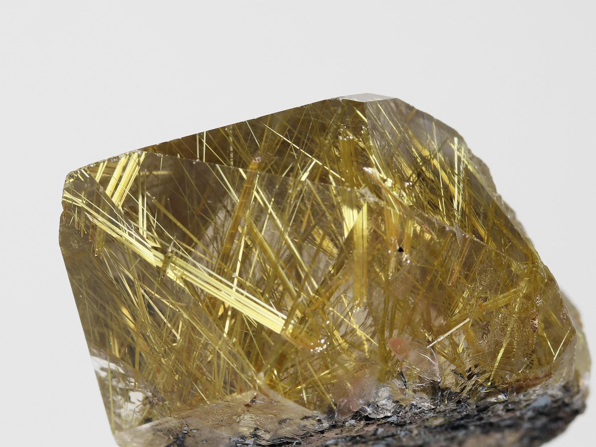 六角柱状の希少なポイント(単結晶)原石/ルチルの光沢が強くて美しい