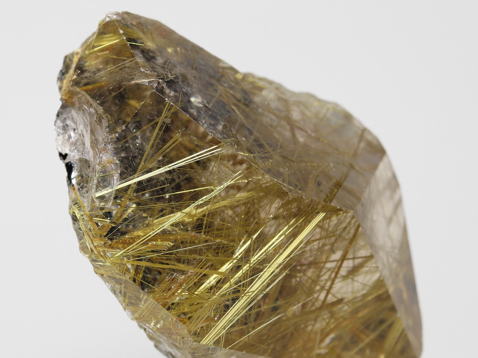 六角柱状の希少なポイント(単結晶)原石/ルチルの光沢が強くて美しい