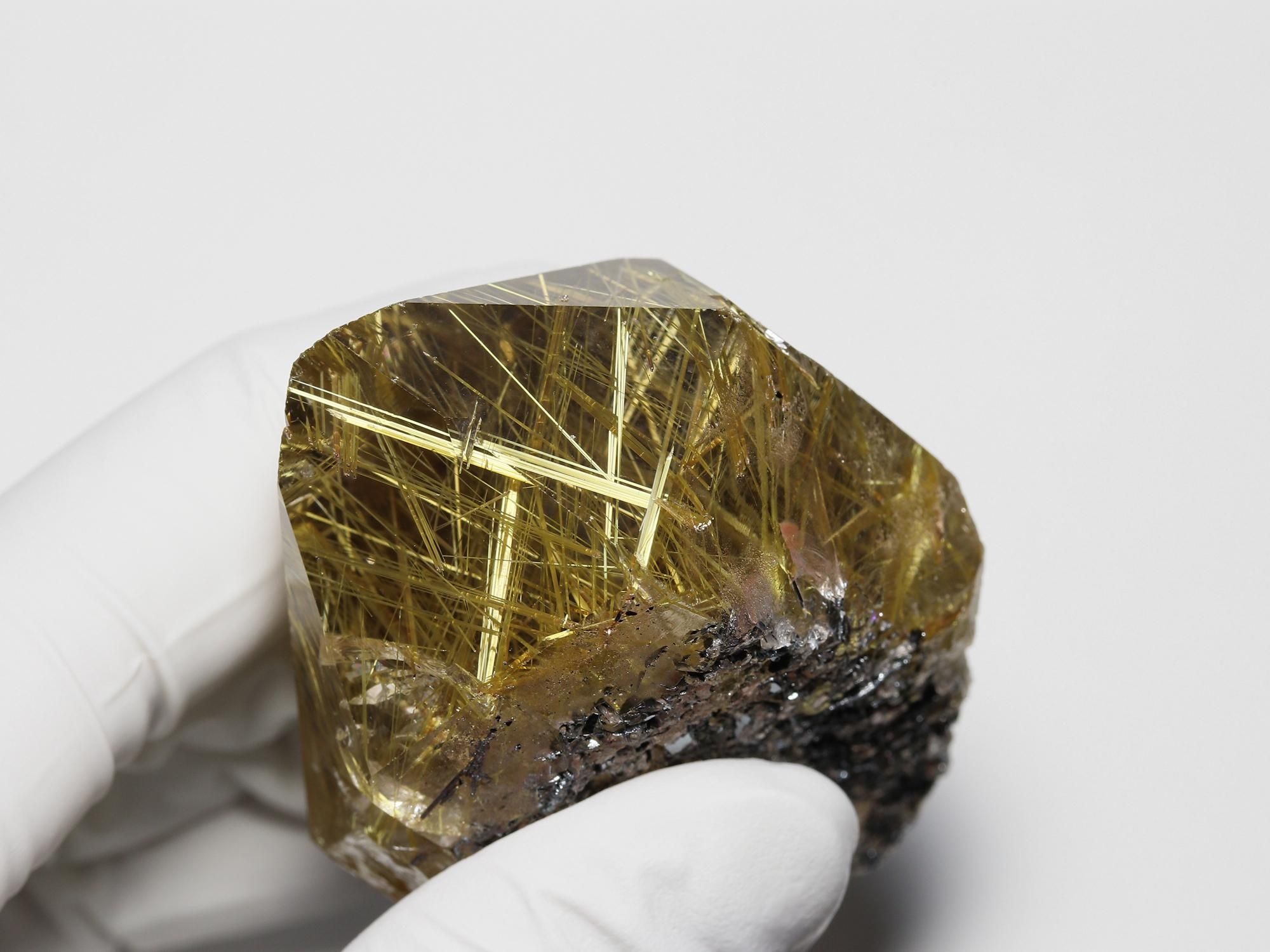 六角柱状の希少なポイント(単結晶)原石/ルチルの光沢が強くて美しい