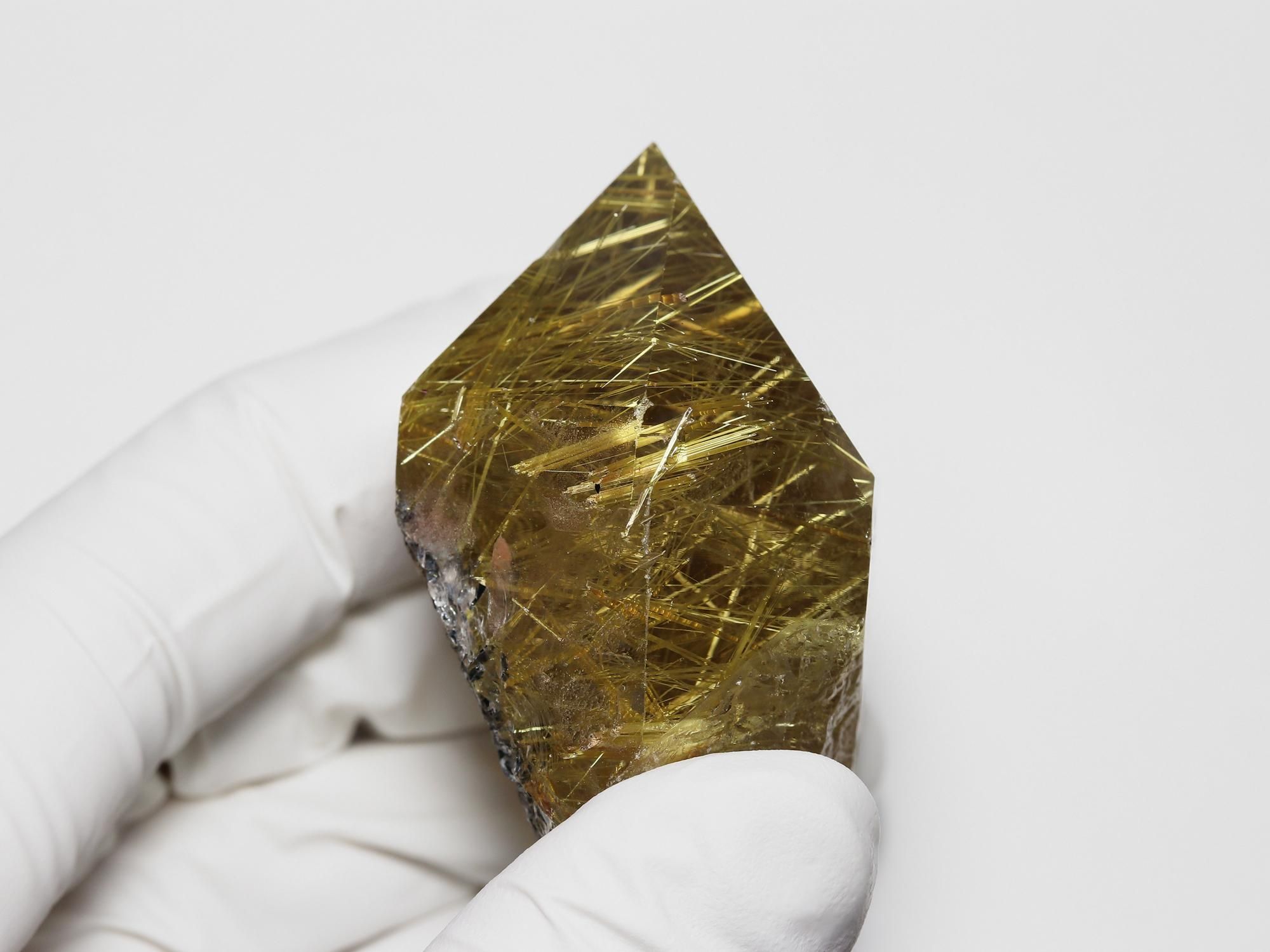 六角柱状の希少なポイント(単結晶)原石/ルチルの光沢が強くて美しい