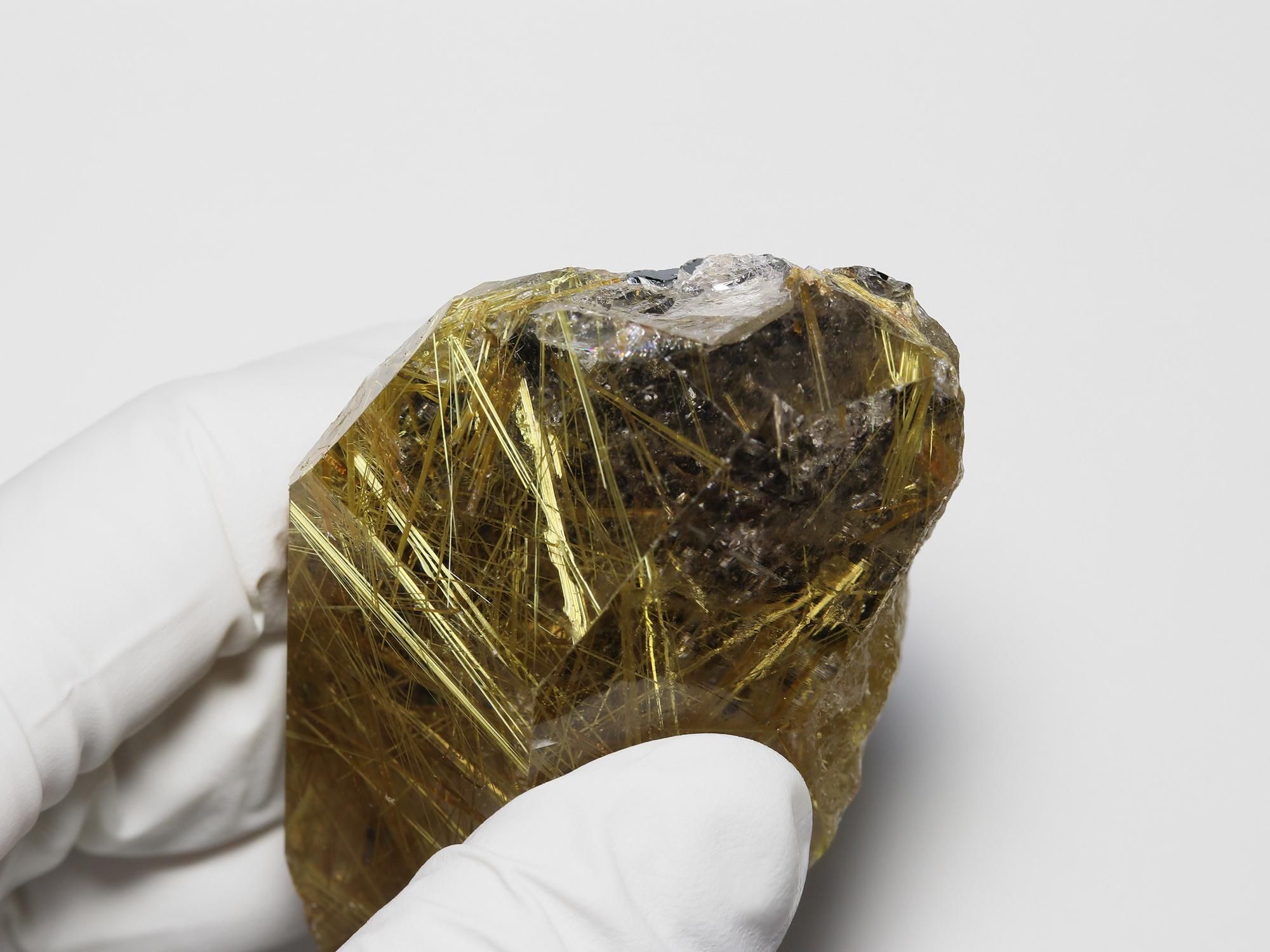 六角柱状の希少なポイント(単結晶)原石/ルチルの光沢が強くて美しい