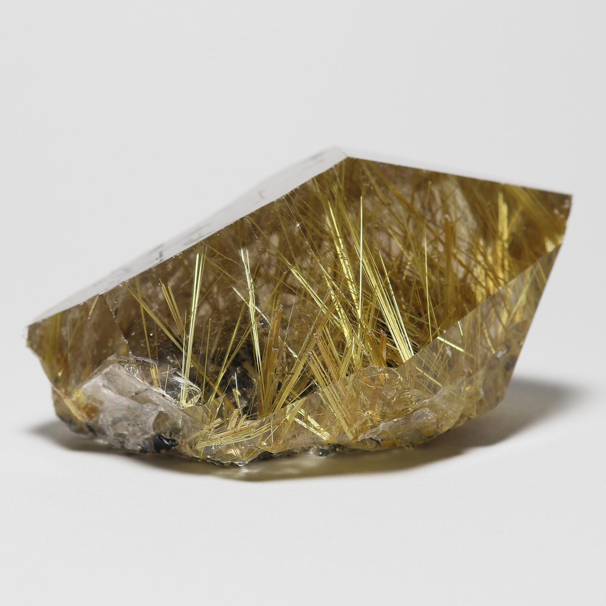 六角柱状の希少なポイント(単結晶)原石/ルチルの光沢が強くて美しい