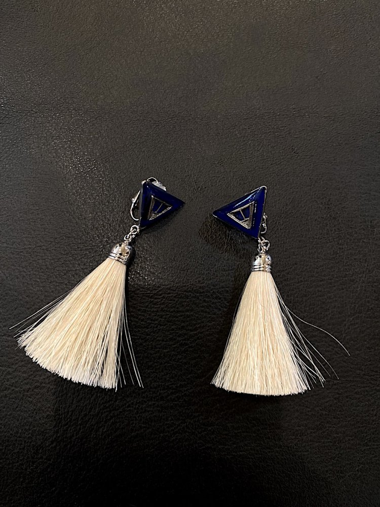 <img class='new_mark_img1' src='https://img.shop-pro.jp/img/new/icons47.gif' style='border:none;display:inline;margin:0px;padding:0px;width:auto;' />TRIANGLE FRINGE EARRINGS