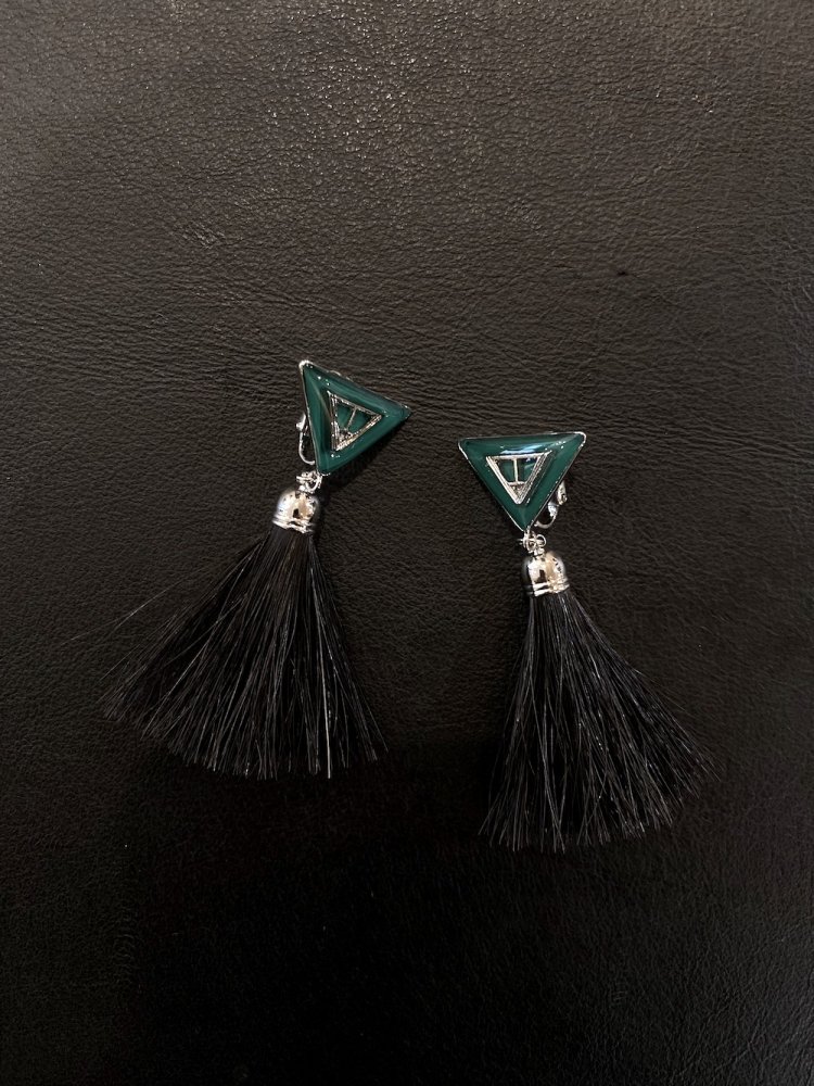 <img class='new_mark_img1' src='https://img.shop-pro.jp/img/new/icons47.gif' style='border:none;display:inline;margin:0px;padding:0px;width:auto;' />TRIANGLE FRINGE EARRINGS